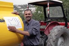 Contadino palestinese con un mezzo agricolo fornito dalla cooperazione italiana