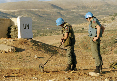 Due caschi blu ONU, impegnati in un'operazione di sminamento.