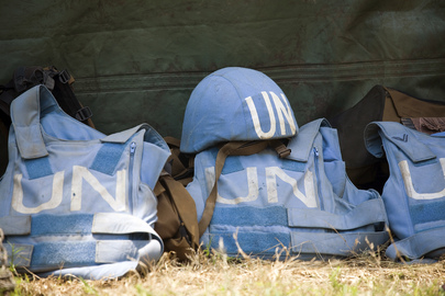 Divise di una missione di Peacekeeping delle Nazioni Unite, con la tradizionale scritta UN in bianco su fondo blu. 