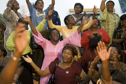 Un gruppo di donne congolesi festeggia la notizia dell'accordo di pace tra il governo del Congo ed i gruppi ribelli, 2005.