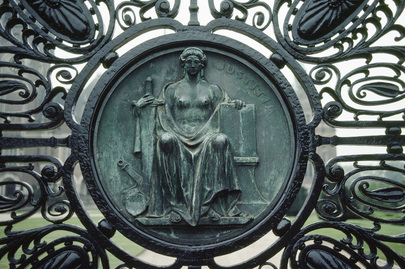 Formella raffigurante la "giustizia" al Palazzo della Pace, sede della Corte Internazionale di Giustizia, L'Aia.