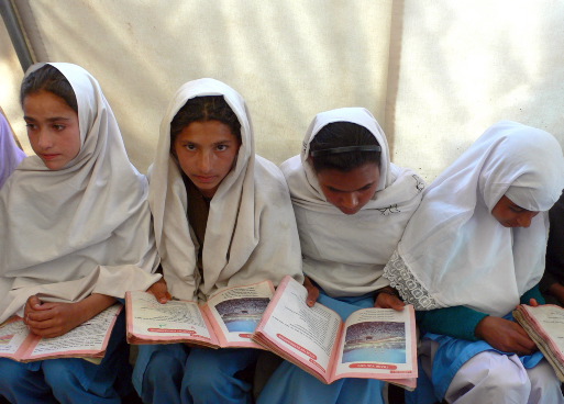 Quattro giovani ragazze di una scuola del Kashmir, India, mentre leggono.