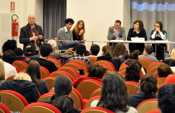 Studenti durante l'attività di Simulazione su come l'Italia attua i trattati internazionali sui diritti umani (Università di Padova, Teatro Ruzante, martedì 25 gennaio 2011)
