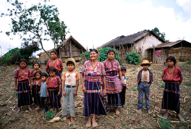 Famiglia Cakchiquel nel villaggio di Patzutzun in Guatemala (1993)