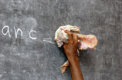 Uno studente della scuola primaria cancella la lavagna della sua classe, Harare, Etiopia, 12 Giugno 2003