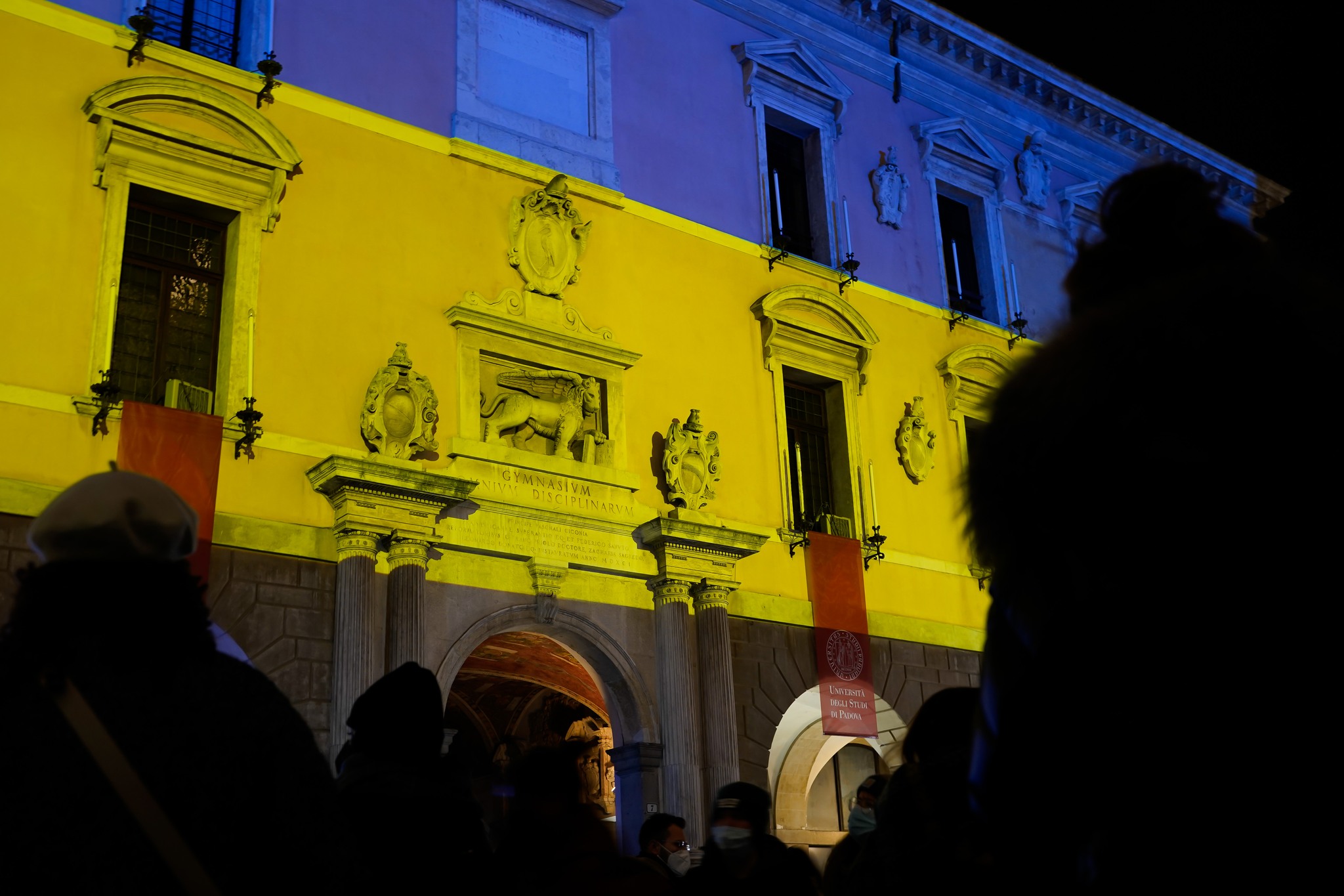 Palazzo Bo illuminato con i colori della bandiera Ucraina 