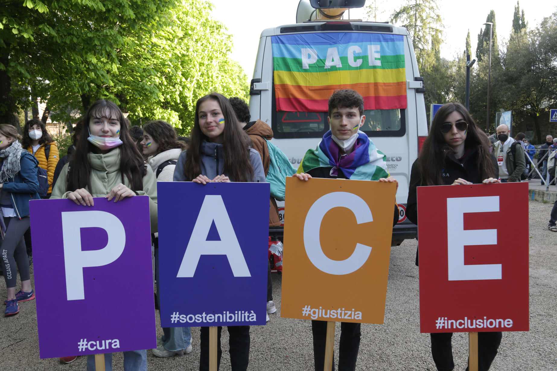 Le Studentesse e gli studenti dell'Università di Padova con il cartello PACE durante la PerugiAssisi straordinaria, 24 aprile 2022