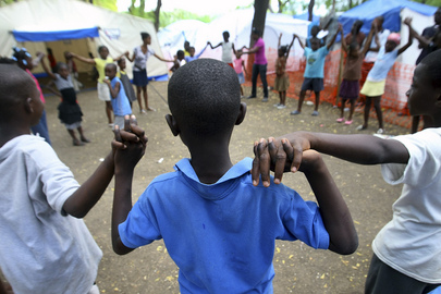 Bambini sfollati di haiti giocano insieme in un'area sicura predisposta dall'organizzazione internazionale Save the Children