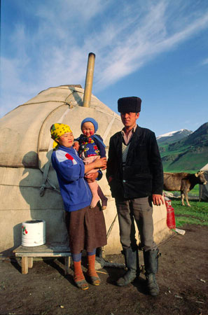 Una famiglia Kirghiz di fronto alla loro yurta nella valle Tchonkymyn