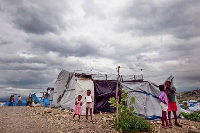 Alcune nuvole nere incombono su un campo per gli sfollati del terremoto del gennaio 2010 a Port-au-Prince, Haiti