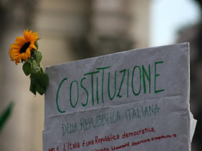 Un manifesto riporta il testo dell'articolo 1 della Costituzione italiana