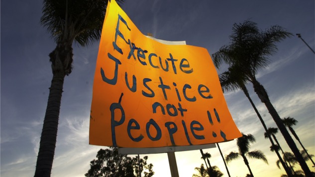 Cartellone di una manifestazione con scritto "Execute justice not people" 