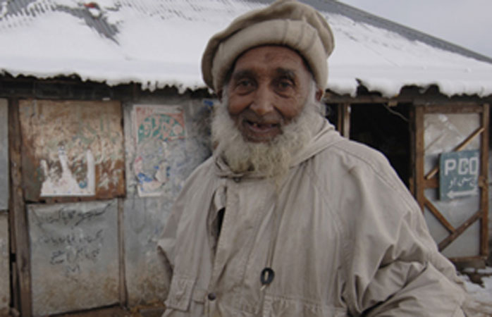 Primo piano di uomo anziano durante un'emergenza freddo, 2012