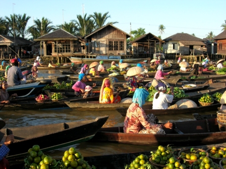 Commercio della frutta al mercato sul fiume, Indonesia