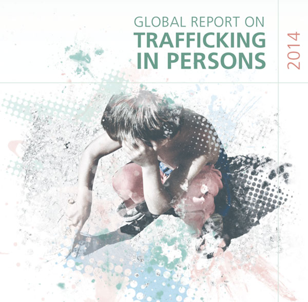 foto di un bambino seduto a terra, colori pastello, in alto a destra scritta in inglese Rapporto globale sulla tratta delle persone 2014