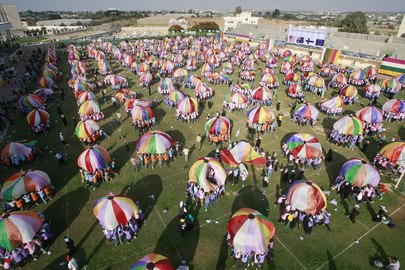 Durante la celebrazione dell'ultimo giorno dei Giochi estivi di quest'anno, 3.500 bambini delle scuole di Gaza intendono battere il guiness dei primati giocando con 157 paracaduti colorati giganti, allo stadio Khan Younis. Ogni paracadute è tenuto da 20 bambini. 