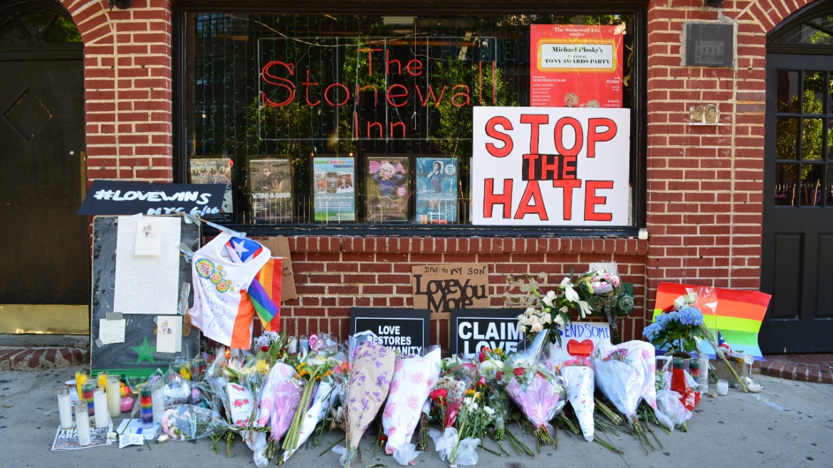 memoriale per le vittime della strage di Orlando davanti allo storico Stonewall Inn di Cristopher Street