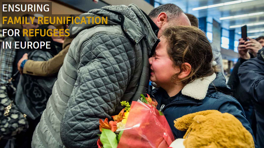 Una bambina e il padre si abbracciano piangendo in seguito alla riunificazione familiare