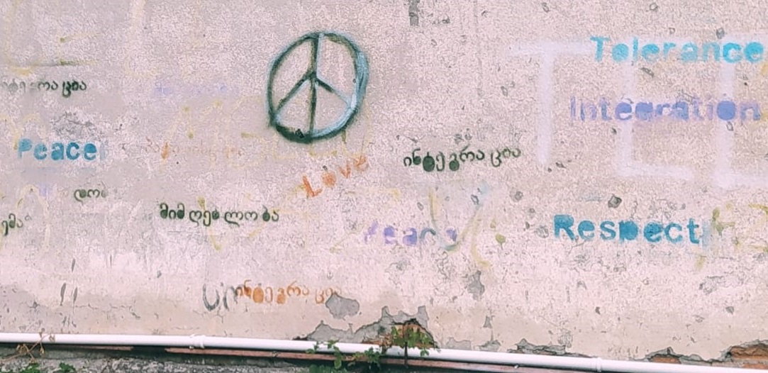 Dei murales con diverse scritte in inglese e georgiano: es. pace, tolleranza, integrazione, Tbilisi