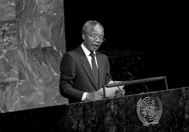 Nelson Mandela parla al Comitato speciale contro l'apartheid nella sala dell'Assemblea Generale delle Nazioni Unite, giugno 1990
