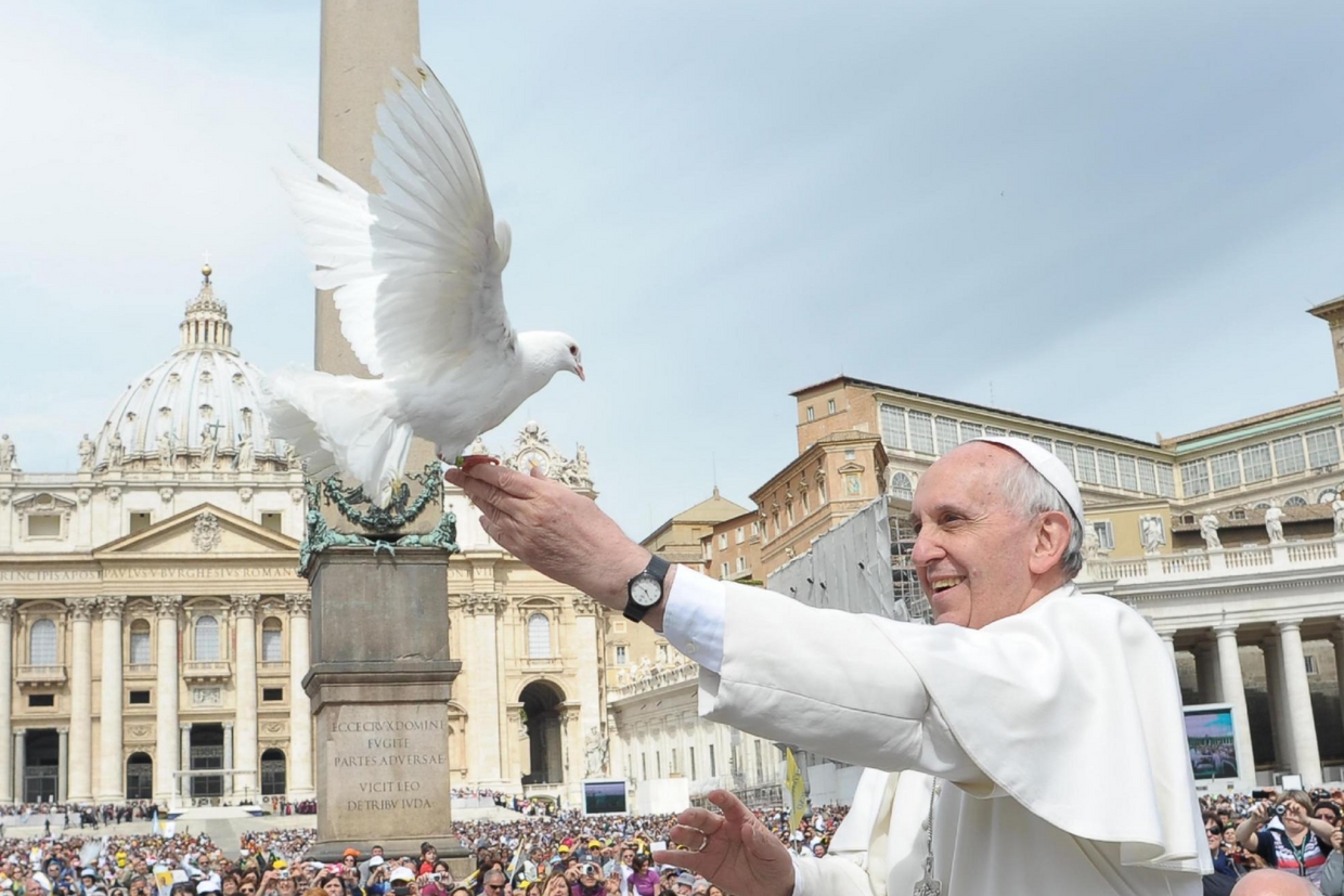 Foto di Papa Francesco con una colomba, simbolo della pace
