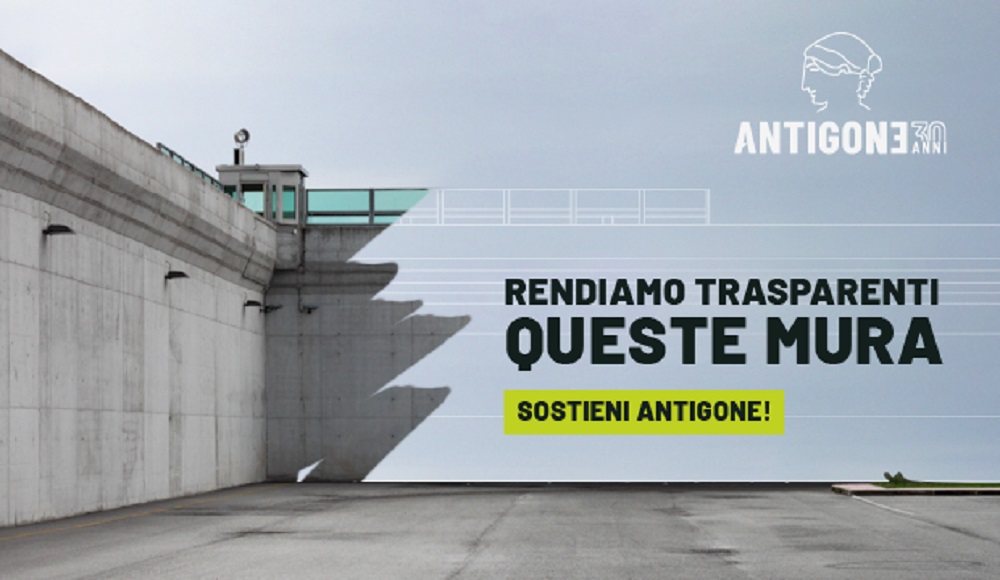Immagine con un cortile carcerario e la scritta "Rendiamo trasparenti queste mura! Sostieni Antigone"
