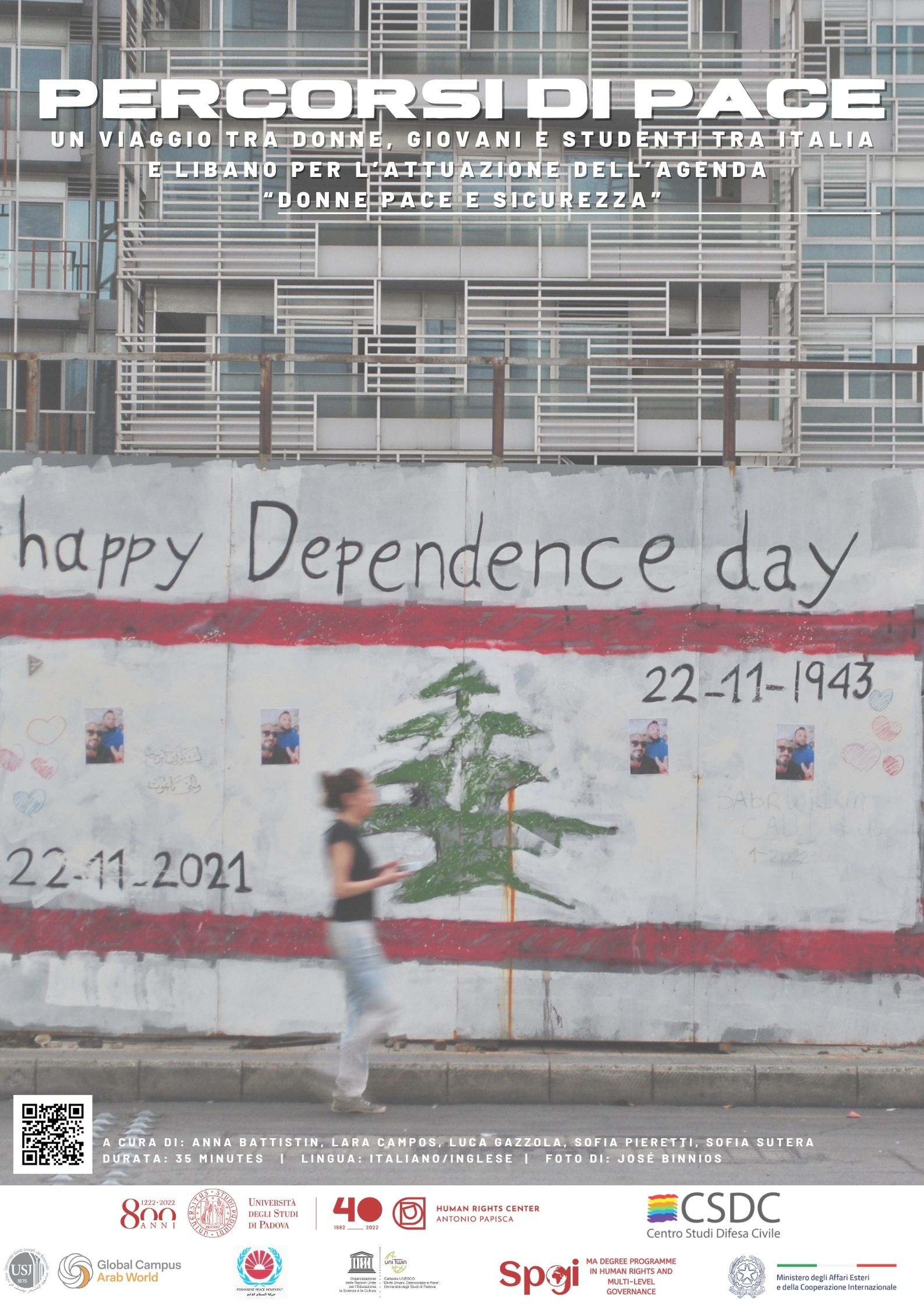 Locandina del documentari Percorsi di pace", una donna cammina di fronte a un graffito con la bandiera libanese e la scritta "happy dependence day"