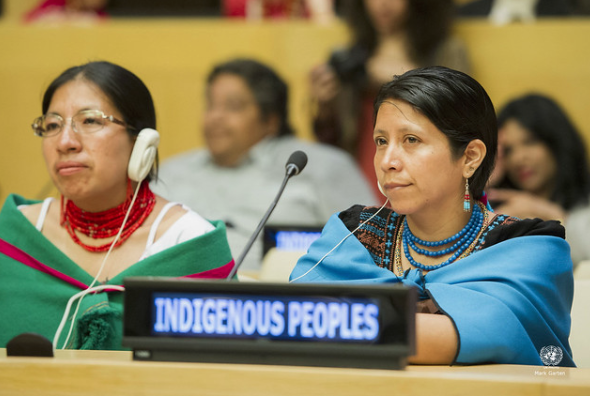 Due persone partecipano alla Giornata Internazionale dei Popoli Indigeni del Mondo