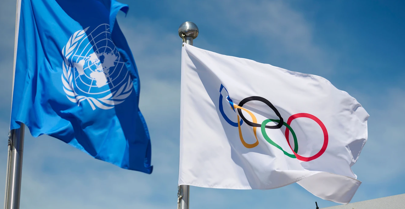 Le bandiere delle Nazioni Unita e del Comitato Olimpico sventolano insieme