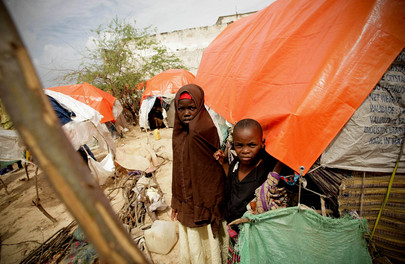 Due bambini somali nel campo profughi a Mogadiscio. La Somalia è stata colpita da una grave siccità che ha devastato ampie zone del Corno d'Africa, lasciando circa 11 milioni di persone bisognose di assistenza umanitaria.
