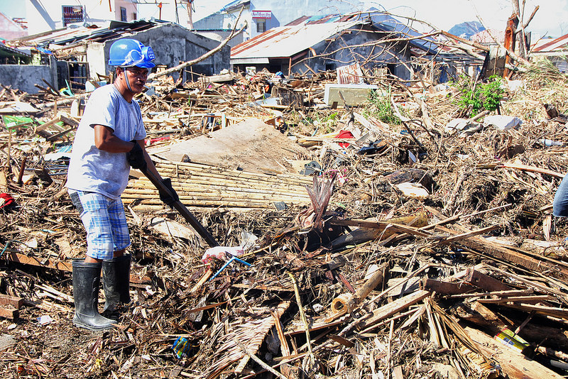 Un funzionario dell'UNDP sta pulendo le macerie in un villaggio di pescatori, Barangay, Filippine