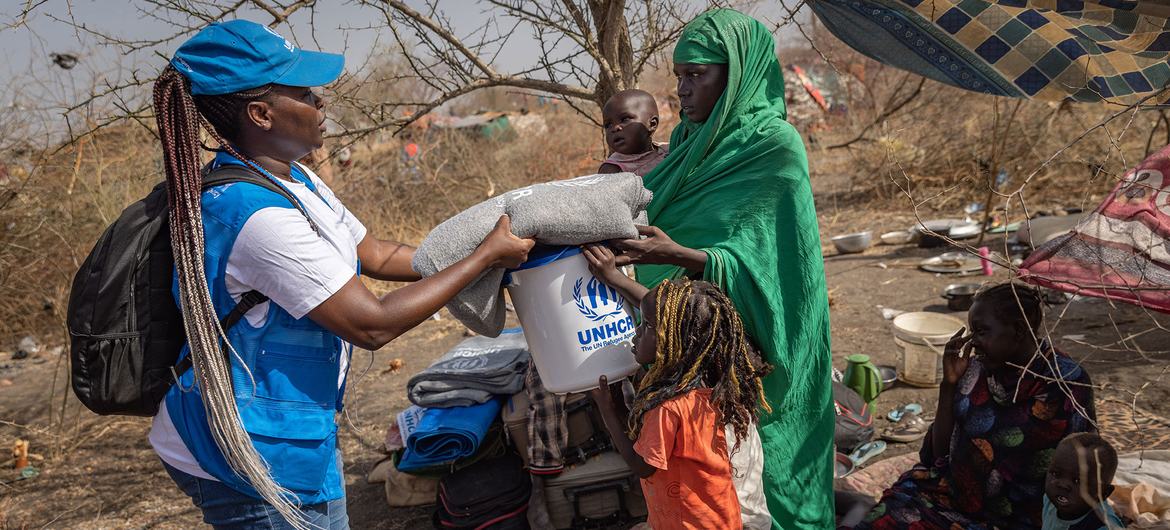 UNHCR distributes relief items to returnees at a transit centre in Renk, South Sudan.