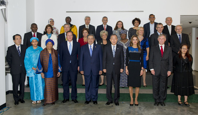 Il Segretario generale Ban Ki-moon (quarto da destra, prima riga) è ripreso in una foto di gruppo con i membri del Panel di alto livello per l'Agenda sullo sviluppo post-2015