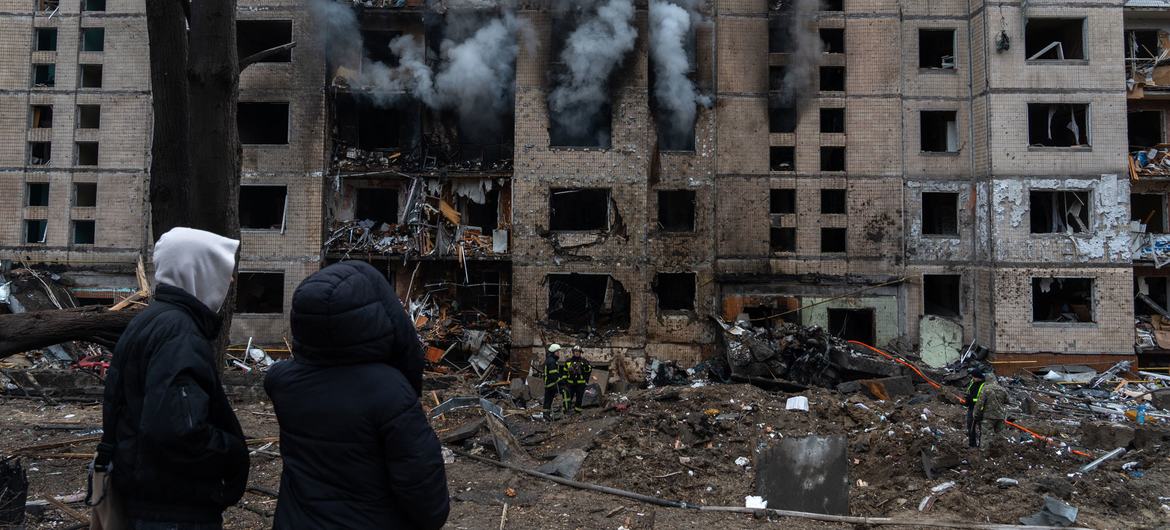 Edificio in fiamme dopo un attacco missilistico in Ucraina.