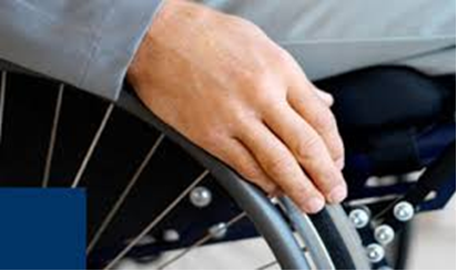 Dettagli della mano di una persona in sedia a rotelle