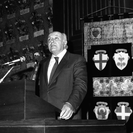 Altiero Spinelli pronuncia la Lectio Magistralis in occasione del conferimento della laurea honoris causa in Scienze politiche, 28 maggio 1982, Aula Magna Università di Padova. Al suo fianco il gonfalone dell'Ateneo Patavino, decorato Medaglia d'Oro al valore della Resistenza.