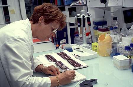Foto di una ricercatrice che lavora in un laboratorio di un centro per la ricerca genetica.