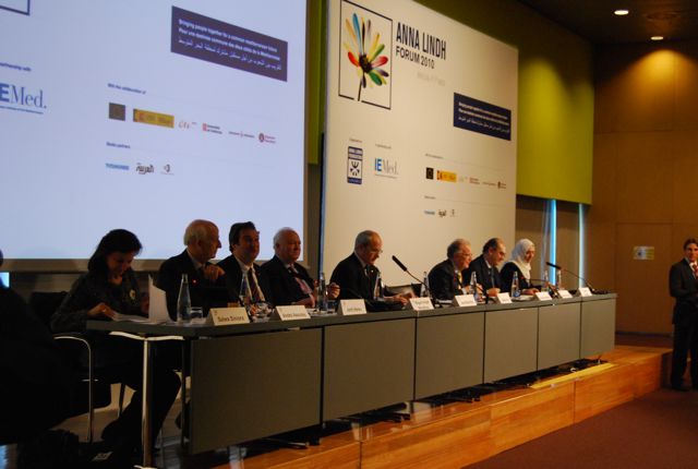 Il tavolo degli speaker alla cerimonia di inagurazione del Forum Anna Lindh 2010, tra i presenti André Azoulay, il Sindaco di Barcellona Jordi Hereu e Miguel Moratinos