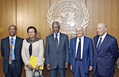 Il Segretario Generale delle Nazioni Unite con la Commissione internazionale di inchiesta sul Darfur. Da sinistra a destra: Dumisa Ntsebeza (Sud Africa), Therese Striggner Scott (Ghana), il Segretario Generale Kofi Annan, Antonio Cassese, Presidente della Commissione (Italia), e Mohammed Fayek (Egitto), 2004. 