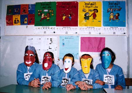Bambini con una maschera che riprende caratteristiche somatiche e culturali di diverse etnie.