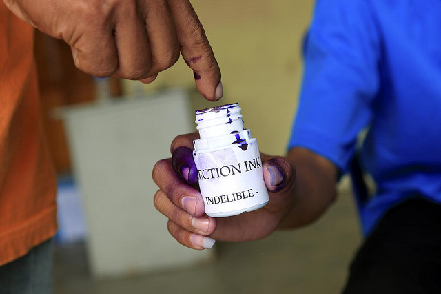 Un elettore dipinge il suo dito con inchiostro indelebile durante le operazioni di voto a Timor Est, 2009