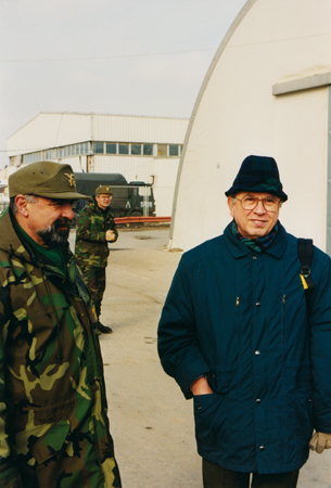 Field Trip in Bosnia ed Herzegovina del Master Europeo in Diritti Umani e Democratizzazione, Sarajevo, gennaio 1998. Nella foto Antonio Papisca con alcuni militari della missione di pace.