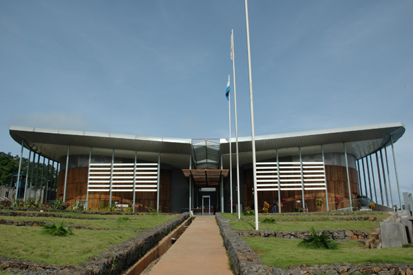 Facciata del 'palazzo che ospita la Corte Speciale per la Sierra Leone, a Freetown nella Sierra Leone. La corte è stata creata dalle Nazioni Unite per giudicare i responsabili di crimini di guerra e crimini contro l'umanità commessi nel territorio della Sierra Leone durante la guerra civile dal novembre del 1996.