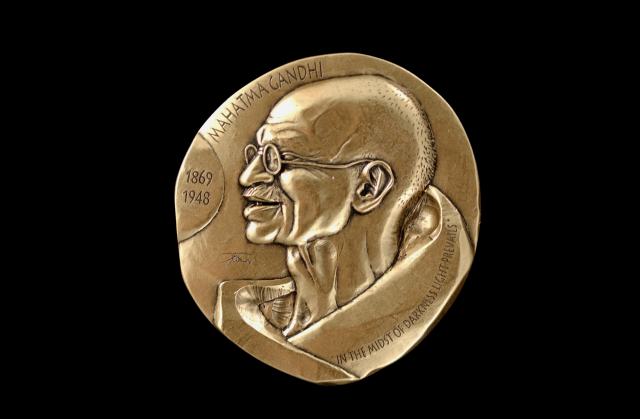 Medaglia commemorativa incisa da Yves Trémois ed emessa dall'UNESCO nel 1994 in occasione del 125° anniversario della nascita di Mahatma Ghandi (1869 - 1948), padre della Nazione indiana e propugnatore mondiale del concetto di non-violenza, pace e tolleranza. 