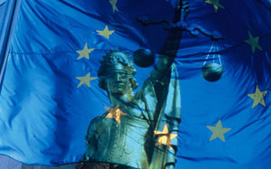 Un'allegoria della giustizia si sovrappone alla bandiera dell'UE