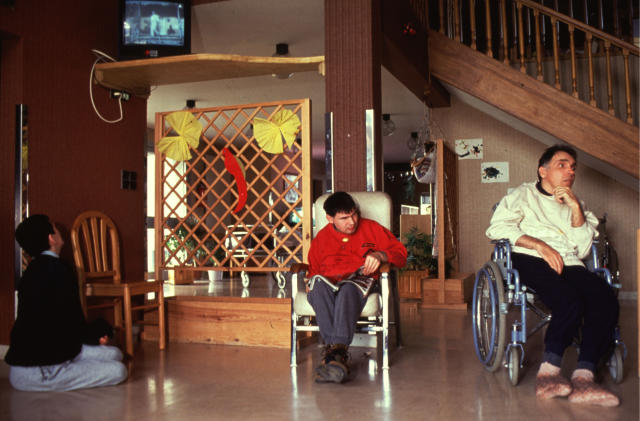 Persone con disabilità in carrozzella all'interno di una struttura ricreativa.