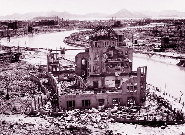 Un edificio distrutto dalla bomba atomica sganciata ad Hiroshima, Giappone, il 6 agosto 1945