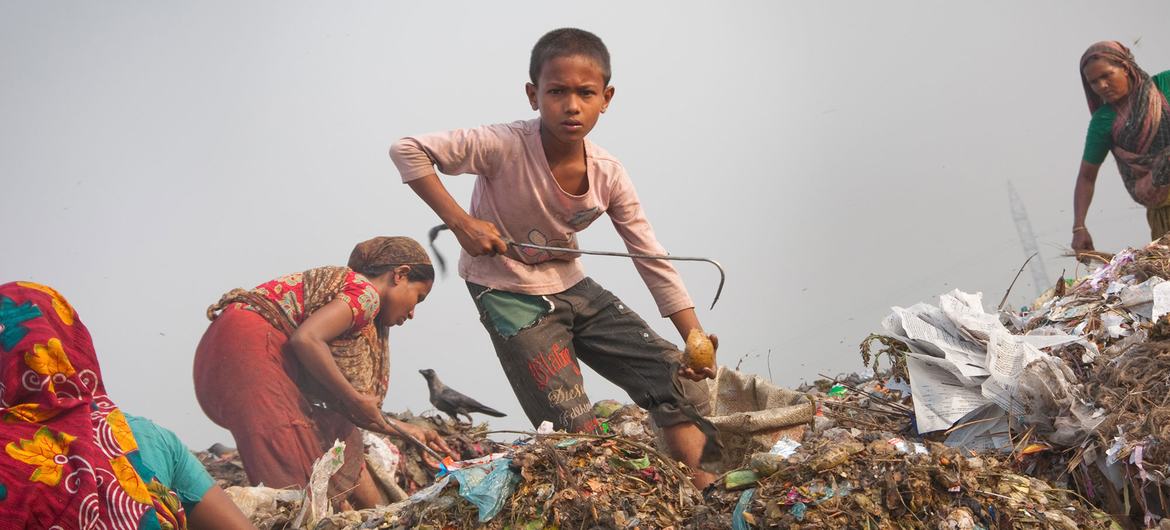 Un bambino di dieci anni lavora in condizioni pericolose e malsane in una discarica di rifiuti a Dhaka, in Bangladesh.