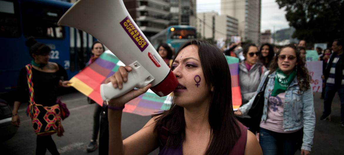 Attivisti partecipano a una marcia contro la violenza di genere in Ecuador.