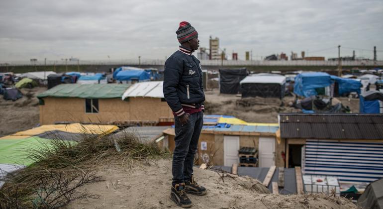 Un giovane migrante del Darfur aspetta di raggiungere l'Inghilterra da Calais, in Francia.